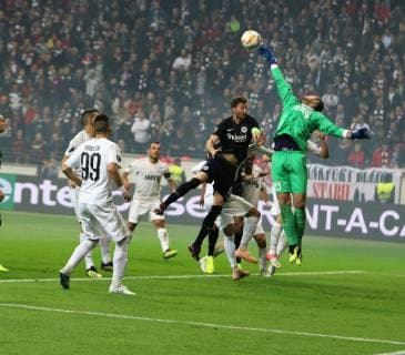 25.10.2018 GER, Frankfurt am Main, Commerzbankarena Saison 2018 2019, 1. Bundesliga, Europa League: Eintracht Frankfurt - Apollon Limassol Abraham, David (19, Eintracht Frankfurt) gegen Torwart Bruno Vale (Apollon Limassol ) DFL regulations prohibit any use of photographs as image sequences and or quasi-video