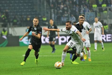 25.10.2018 GER, Frankfurt am Main, Commerzbankarena Saison 2018 2019, 1. Bundesliga, Europa League: Eintracht Frankfurt - Apollon Limassol Gacinovic, Mijat (11, Eintracht Frankfurt) gegen Chambos Kyriakou (Apollon Limassol ) gegen Torwart Bruno Vale (Apollon Limassol ) DFL regulations prohibit any use of photographs as image sequences and or quasi-video