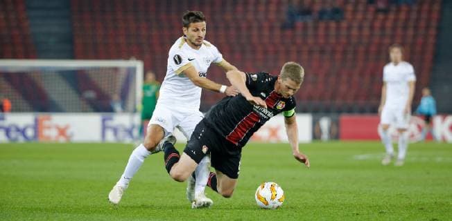 25.10.2018 Stadion Letzigrund Zürich , SCHWEIZ , Saison 2018 2019 Herren Fussball UEFA Europa League FC Zürich - Bayer 04 Leverkusen Antonio Marchesano (li,FC Zürich) gegen Lars Bender (Leverkusen)
