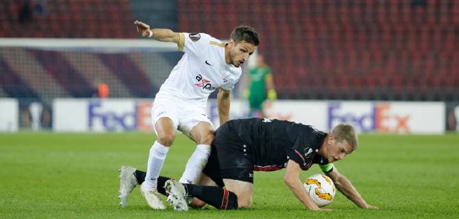 25.10.2018 Stadion Letzigrund Zürich , SCHWEIZ , Saison 2018 2019 Herren Fussball UEFA Europa League FC Zürich - Bayer 04 Leverkusen Antonio Marchesano (li,FC Zürich) gegen Lars Bender (Leverkusen)