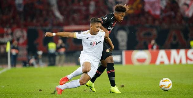 25.10.2018 Stadion Letzigrund Zürich , SCHWEIZ , Saison 2018 2019 Herren Fussball UEFA Europa League FC Zürich - Bayer 04 Leverkusen Kevin Rüegg (li,FC Zürich) gegen Leon Bailey (Leverkusen)