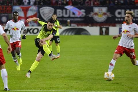 UEFA Europa League 2018 2019 Gruppenphase Group Stage, 3. Spieltag RB Leipzig vs. Celtic FC Glasgow (25.10.2018) Torschuss von Ryan Christie (Celtic), Bruma (RBL li.) und Kevin Kampl (RBL re.) können nicht eingreifen. Leipzig Sachsen Deutschland