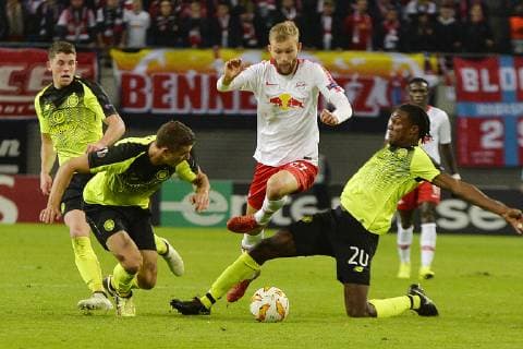 UEFA Europa League 2018 2019 Gruppenphase Group Stage, 3. Spieltag RB Leipzig vs. Celtic FC Glasgow (25.10.2018) Konrad Laimer (RBL Mitte) setzt sich gegen Dedryck Boyata (Celtic re.) und Jozo Simunovic (2.v.l.) am Ball durch. Leipzig Sachsen Deutschland