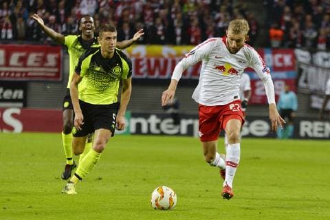 UEFA Europa League 2018 2019 Gruppenphase Group Stage, 3. Spieltag RB Leipzig vs. Celtic FC Glasgow (25.10.2018) Konrad Laimer (RBL re.) setzt sich gegen Dedryck Boyata (Celtic li.) und Jozo Simunovic (2.v.l.) am Ball durch. Leipzig Sachsen Deutschland