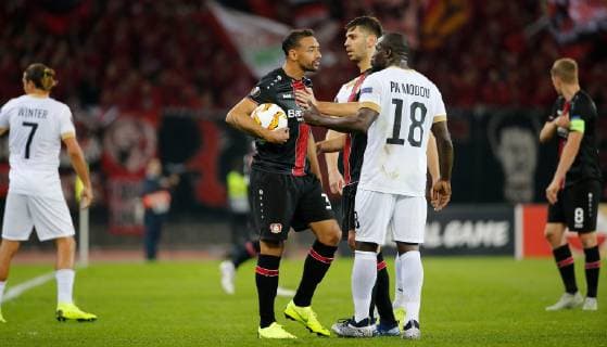 25.10.2018 Stadion Letzigrund Zürich , SCHWEIZ , Saison 2018 2019 Herren Fussball UEFA Europa League FC Zürich - Bayer 04 Leverkusen Karim Bellarabi (Leverkusen) sauer auf Pa Modou Jagne (FC Zürich)