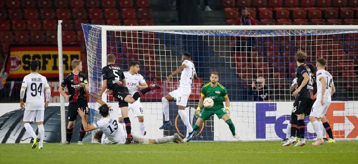 25.10.2018 Stadion Letzigrund Zürich , SCHWEIZ , Saison 2018 2019 Herren Fussball UEFA Europa League FC Zürich - Bayer 04 Leverkusen Aberkannte TOR von Sven Bender (Leverkusen) kurz vor Schluss . Hekuran Kryeziu und Alain Nef (FCZ) am Boden