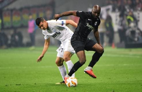 25.10.2018 GER, Frankfurt am Main, Commerzbankarena Saison 2018 2019, 1. Bundesliga, Europa League: Eintracht Frankfurt - Apollon Limassol Emilio Zelaya (Apollon Limassol ) gegen Willems, Jetro (15, Eintracht Frankfurt) DFL regulations prohibit any use of photographs as image sequences and or quasi-video