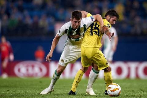 October 25, 2018 - Vila-Real, Castellon, Spain - Alar of Rap Wien and Llambrich of Villarreal battle for the ball Group G match of the UEFA Europa League between Villarreal CF and Rapid Wien at La Ceramica Stadium Villarreal, Spain on October 25, 2018. Villarreal CF v SK Rapid Wien - UEFA Europa League  - ZUMAn230 20181025_zaa_n230_402 Copyright: xJosexBretonx