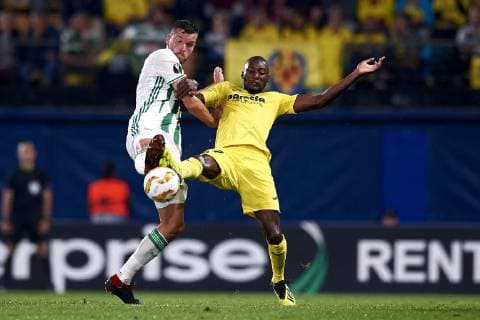 October 25, 2018 - Vila-Real, Castellon, Spain - Barac of Rap Wien and Ekambi of Villarreal battle for the ball Group G match of the UEFA Europa League between Villarreal CF and Rapid Wien at La Ceramica Stadium Villarreal, Spain on October 25, 2018. Villarreal CF v SK Rapid Wien - UEFA Europa League  - ZUMAn230 20181025_zaa_n230_404 Copyright: xJosexBretonx