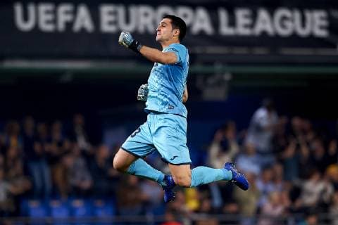 Sport Bilder des Tages October 25, 2018 - Vila-Real, Castellon, Spain - Andres Fernandez of Villarreal celebrates goal his teammates during the Group G match of the UEFA Europa League between Villarreal CF and Rapid Wien at La Ceramica Stadium Villarreal, Spain on October 25, 2018. Villarreal CF v SK Rapid Wien - UEFA Europa League  - ZUMAn230 20181025_zaa_n230_382 Copyright: xJosexBretonx