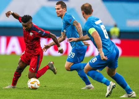 October 25, 2018 - Saint Petersburg, Russia - Samuel Kalu of FC Girondins de Bordeaux (L) and Anton Zabolotny of FC Zenit Saint Petersburg vie for the ball during the Group C match of the UEFA Europa League between FC Zenit Saint Petersburg and FC Girondins de Bordeaux at Saint Petersburg Stadium on October 25, 2018 in St.Petersburg, Russia. Zenit Saint Petersburg v FC Girondins de Bordeaux - UEFA Europa League: Group C  - ZUMAn230 20181025_zaa_n230_375 Copyright: xIgorxRussakx