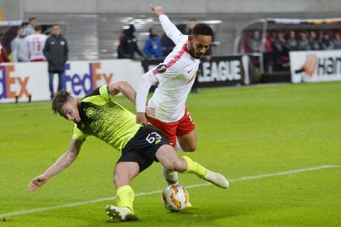 UEFA Europa League 2018 2019 Gruppenphase Group Stage, 3. Spieltag RB Leipzig vs. Celtic FC Glasgow (25.10.2018) Zweikampf um den Ball zwischen Marcelo Cunha (RBL re.) und Kieran Tierney (Glasgow li.). Leipzig Sachsen Deutschland