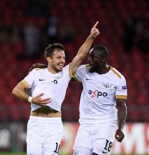 FUSSBALL EUROPA LEAGUE SAISON 2018 2019 Gruppenphase FC Zuerich - Bayer 04 Leverkusen 25.10.2018 JUBEL FC Zuerich; Torschuetze zum 1-0 Antonio Marchesano (li) mit dem Ball unter seinem Trikot und Jagne Pa Modou (re)