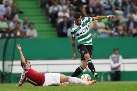 October 25, 2018 - Lisbon, Portugal - Arsenal s midfielder Henrikh Mkhitaryan from Armenia vies with Sporting s midfielder Bruno Fernandes from Portugal (R ) during the UEFA Europa League Group E football match Sporting CP vs Arsenal FC at Jose Alvalade stadium in Lisbon, Portugal, on October 25, 2018. Sporting CP v Arsenal - UEFA Europa League - Group E  - ZUMAn230 20181025_zaa_n230_300 Copyright: xPedroxFiuzax
