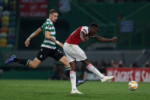 October 25, 2018 - Lisbon, Portugal - Arsenal s forward Danny Welbeck from England (R ) shoots to score during the UEFA Europa League Group E football match Sporting CP vs Arsenal FC at Jose Alvalade stadium in Lisbon, Portugal, on October 25, 2018. Sporting CP v Arsenal - UEFA Europa League - Group E  - ZUMAn230 20181025_zaa_n230_296 Copyright: xPedroxFiuzax