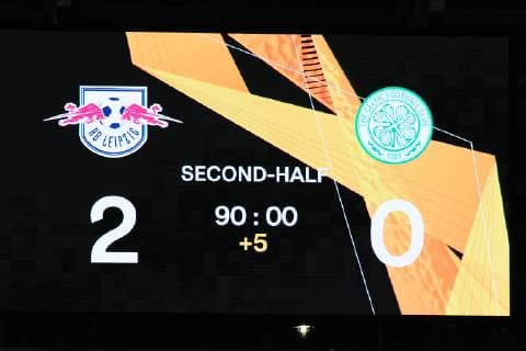 UEFA Europa League 2018 2019 Gruppenphase Group Stage, 3. Spieltag RB Leipzig vs. Celtic FC Glasgow (25.10.2018) Anzeigetafel mit dem Spielstand der Partie (2:0) sowie der Anzeige der Nachspielzeit (90 + 5 Minuten) sowie dem Emblem von RB Leipzig und Celtic Glasgow. Leipzig Sachsen Deutschland