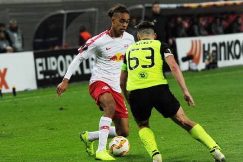 UEFA Europa League 2018 2019 Gruppenphase Group Stage, 3. Spieltag RB Leipzig vs. Celtic FC Glasgow (25.10.2018) Zweikampf um den Ball zwischen Yussuf Poulsen (RBL li.) und Kieran Tierney (Glasgow re.). Leipzig Sachsen Deutschland