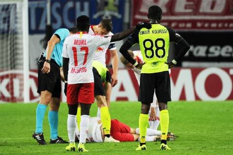UEFA Europa League 2018 2019 Gruppenphase Group Stage, 3. Spieltag RB Leipzig vs. Celtic FC Glasgow (25.10.2018) Kurz vor dem Ende des Spiels (2:0) legt Bruma (RBL li.) seine Hand auf die Schulter von Eboue Kouassi (Glasgow re.). Leipzig Sachsen Deutschland