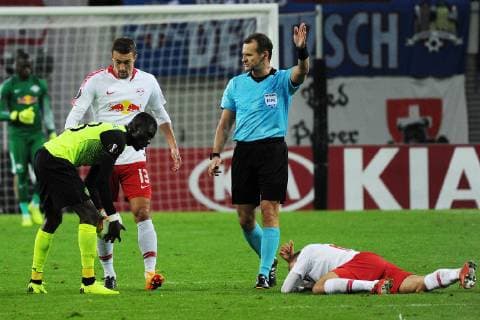 UEFA Europa League 2018 2019 Gruppenphase Group Stage, 3. Spieltag RB Leipzig vs. Celtic FC Glasgow (25.10.2018) Schiedsrichter Pavel Kralovec (Tschechien 2.v.r.) entscheidet auf Freistoß vor RB Leipzig. Leipzig Sachsen Deutschland