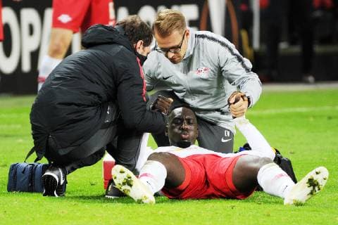 Sport Bilder des Tages UEFA Europa League 2018 2019 Gruppenphase Group Stage, 3. Spieltag RB Leipzig vs. Celtic FC Glasgow (25.10.2018) Jean-Kevin Augustin (RBL Mitte) liegt verletzt auf dem Boden, die RBL-Physiotherapeuten Christopher Weichert (re.) und Nikolaus Schmidt (li.) helfen ihm hoch. Leipzig Sachsen Deutschland