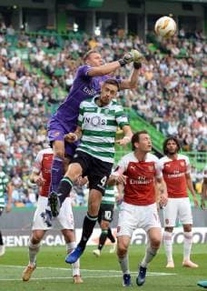 (181026) -- LISBON, Oct. 26, 2018 (Xinhua) -- Goalkeeper Bernd Leno (Top L) of Arsenal vies with Sebastian Coates (Top R) of Arsenal during the Europa League Group E third round soccer match between Sporting CP and Arsenal FC at Jose Alvalade Stadium in Lisbon, Portugal, on Oct. 25, 2018. Arsenal won 1-0. (Xinhua Zhang Liyun) (SP)PORTUGAL-LISBON-SOCCER-EUROPA LEAGUE-SPORTING VS ARSENAL 