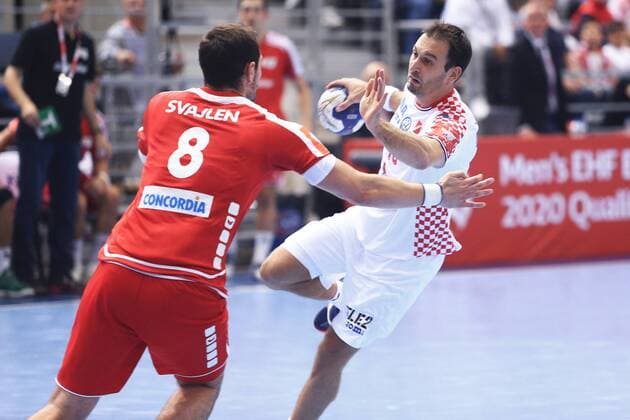 (181026) -- OSIJEK, Oct. 26, 2018 -- Igor Karacic (R) of Croatia competes during qualification Phase 2 of the 2020 Men s EHF EURO handball match between Croatia and Switzerland in Osijek, Croatia on Oct. 25, 2018. Croatia won 31-28. ) ) (SP)CROATIA-OSIJEK-HANDBALL-2020 MEN S EHF EURO-QUALIFICATION DavorxJavorovic 