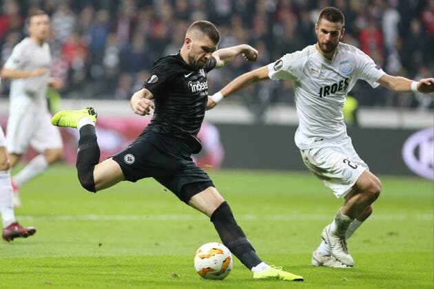 Ante Rebic (Eintracht Frankfurt , Nr. 4) kommt zum Abschluss im Zweikampf mit Valentin Roberge (Apollon Limassol,22) , Eintracht Frankfurt - Apollon Limassol , Fussball UEFA EURO Fussball LEAGUE, Saison 2018 2019, Heimspiel, 25.10.2018, -