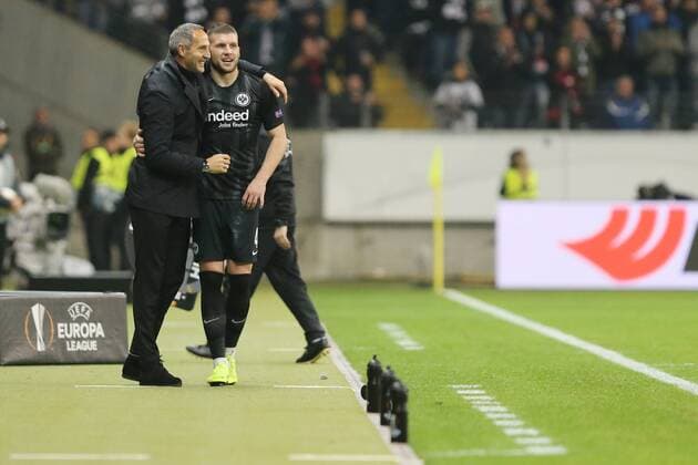 Spass bei der Auswechslung bei Ante Rebic (Eintracht Frankfurt , Nr. 4) und Trainer Adi Hütter, Huetter (Eintracht Frankfurt) , Eintracht Frankfurt - Apollon Limassol , Fussball UEFA EURO Fussball LEAGUE, Saison 2018 2019, Heimspiel, 25.10.2018, -
