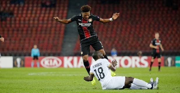 25.10.2018 Stadion Letzigrund Zürich , SCHWEIZ , Saison 2018 2019 Herren Fussball UEFA Europa League FC Zürich - Bayer 04 Leverkusen Leon Bailey (Leverkusen) gegen Pa Modou Jagne (FC Zürich)