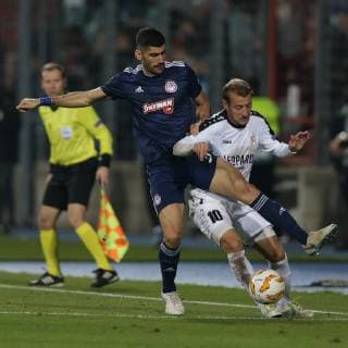 Fussball Europa League 2018 - 2019 24.10.2018, Fussball Europa League, UEFA Europa League, 2018-2019, Gruppenphase, Gruppe F, Spieltag 3, Luxemburg, Stade Josy Barthel, Luxemburg (LUX) - F91 Dudelange, Düdelingen, - Olympiakos Piräus (GRE) vl: Lazaros Christodoulopoulos (Olympiakos Piräus, Olympiakos Piraeus, 11) - Dominik Stolz (F91 Duedelingen - 10)