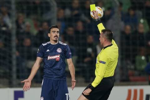 Fussball Europa League 2018 - 2019 24.10.2018, Fussball Europa League, UEFA Europa League, 2018-2019, Gruppenphase, Gruppe F, Spieltag 3, Luxemburg, Stade Josy Barthel, Luxemburg (LUX) - F91 Dudelange, Düdelingen, - Olympiakos Piräus (GRE) vl: Lazaros Christodoulopoulos (Olympiakos Piräus, Olympiakos Piraeus, 11) erhällt die gelbe Karte von Schiedsrichter Hüseyin Göcek (Türkei) bei vorbeifliegendem Ball, kurios
