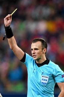 SOCCER - UEFA EL, RBS vs Rosenborg SALZBURG,AUSTRIA,25.OCT.18 - SOCCER - UEFA Europa League, group stage, Red Bull Salzburg vs Rosenborg BK. Image shows referee Irfan Peljto (HUN). Keywords: yellow card. GEPAxpictures xFlorianxErtl