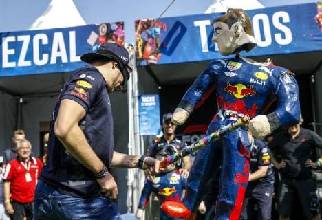 Motorsports: FIA Formula One World Championship WM Weltmeisterschaft 2018, Grand Prix of Mexico, 33 Max Verstappen (NLD, Aston Martin Red Bull Racing) smashes a pinata Mexico-City Mexico