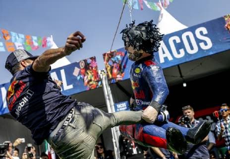 Motorsports: FIA Formula One World Championship WM Weltmeisterschaft 2018, Grand Prix of Mexico, 3 Daniel Ricciardo (AUS, Aston Martin Red Bull Racing) smashes a pinata Mexico-City Mexico