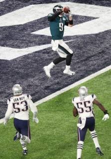 February 4, 2018 - Minneapolis, MN, U.S.A - Philadelphia Eagles quarterback Nick Foles (9) caught a 1-yard touchdown pass from tight end Trey Burton on fourth down during the second quarter of Super Bowl LII. After the extra point, it gave the Eagles a 22-12 lead, which stood at halftime..... ELIZABETH FLORES ¢ liz.flores@startribune.com ....The New England Patriots met the Philadelphia Eagles in Super Bowl LII Sunday evening, February 4, 2017 at U.S. Bank Stadium in Minneapolis. Minneapolis News - February 4, 2018 - ZUMAm42_ 86243335st Copyright: xElizabethxFloresx