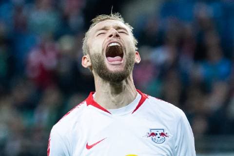 25.10.2018, xkvx, Fussball UEFA Europa League, RB Leipzig - Celtic Glasgow emspor, v.l. Konrad Laimer (RB Leipzig) enttaeuscht, enttaeuscht schauend, dissapointed gibt Anweisung, gestikuliert, mit den Armen gestikulieren, gives instructions, gesticulate (DFL DFB REGULATIONS PROHIBIT ANY USE OF PHOTOGRAPHS as IMAGE SEQUENCES and or QUASI-VIDEO) Leipzig