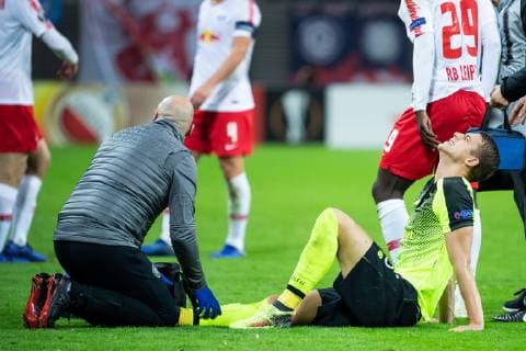 25.10.2018, xkvx, Fussball UEFA Europa League, RB Leipzig - Celtic Glasgow emspor, v.l. Jozo Simunovic (Celtic Glasgow) wird verletzt ausgewechselt (DFL DFB REGULATIONS PROHIBIT ANY USE OF PHOTOGRAPHS as IMAGE SEQUENCES and or QUASI-VIDEO) Leipzig