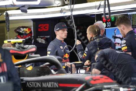 Dutch pilot Max Verstappen (L), of Ref Bull, talks to members of his team at the pits area during the first free practice prior to the Formula One Grand Prix, at the Hermanos Rodriguez racetrack, in Mexico City, Mexico, 26 October 2018. Verstappen led today s practice with a timing of 1:16.656 minutes. Dutch MaxVerstappen lideads the first free practice in Mexico !ACHTUNG: NUR REDAKTIONELLE NUTZUNG!  Copyright: xJosexMendezx MEX001 20181026-636761814124951827