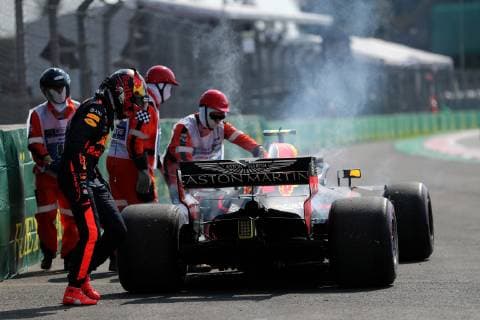 Formel 1, GP von Mexiko, Defekt bei Max Verstappen October 26, 2018 - EUM20181026DEP34.JPG.CIUDAD DE MEXICO.- Carts Autos-Formula-Uno.- El piloto de la escuderia Aston Martin Redbull, Max Versappen, es auxiliado en una de las curvas al sufrir una averia de su auto, durante las primeras practicas libres del Gran Premio de Mexico en el Autodromo Hermanos Rodriguez. Foto: Agencia EL UNIVERSAL RCC. Latin News: October 26, 2018 Copyright: xJorgexSerratosx