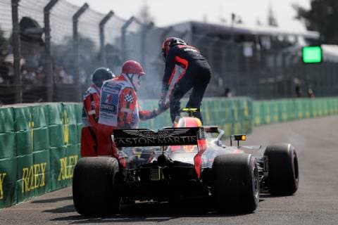 Sport Bilder des Tages Formel 1, GP von Mexiko, Defekt bei Max Verstappen October 26, 2018 - EUM20181026DEP33.JPG.CIUDAD DE MEXICO.- Carts Autos-Formula-Uno.- 26 de octubre de 2018.- El piloto de la escuderia Aston Martin Redbull, Max Versappen, es auxiliado en una de las curvas al sufrir una averia de su auto, durante las primeras practicas libres del Gran Premio de Mexico en el Autodromo Hermanos Rodriguez. Foto: Agencia EL UNIVERSAL RCC. Latin News: October 26, 2018 Copyright: xJorgexSerratosx