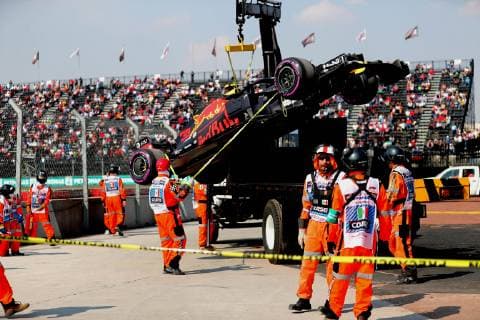 Formel 1, GP von Mexiko, Defekt bei Max Verstappen October 26, 2018 - EUM20181026DEP35.JPG.CIUDAD DE MEXICO.- Carts Autos-Formula-Uno.- 26 de octubre de 2018.- El piloto de la escuderia Aston Martin Redbull, Max Versappen, es auxiliado en una de las curvas al sufrir una averia de su auto, durante las primeras practicas libres del Gran Premio de Mexico en el Autodromo Hermanos Rodriguez. Foto: Agencia EL UNIVERSAL RCC. Latin News: October 26, 2018 Copyright: xJorgexSerratosx