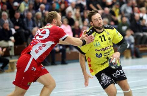 Dritte Handball-Bundesliga - MSG Grossbieberau Modau vs HSG Nieder-Roden - Saison - 2018-2019 - 26.10.2018 - Grossbieberau v. l. Benjamin von Stein Nieder-Rioden, Till Buschmann MSG Falken Aktion, Zweikampf -