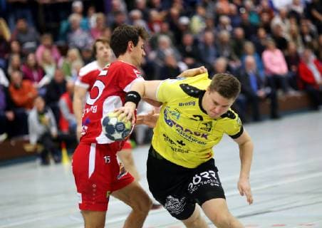 Dritte Handball-Bundesliga - MSG Grossbieberau Modau vs HSG Nieder-Roden - Saison - 2018-2019 - 26.10.2018 - Grossbieberau v. l. Philipp Kohlstrung Nieder-Roden, Nils Arnold MSG Falken Aktion, Zweikampf -