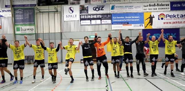 Dritte Handball-Bundesliga - MSG Grossbieberau Modau vs HSG Nieder-Roden - Saison - 2018-2019 - 26.10.2018 - Grossbieberau v. l. Jubelnde MSG Falken nach dem Derbysieg Aktion, Zweikampf -