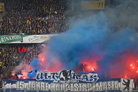 Sport Themen der Woche KW43 Sport Bilder des Tages Fußball 1. Bundesliga 08. Spieltag Borussia Dortmund - Hertha BSC Berlin am 27.010.2018 im Signal Iduna Park in Dortmund Die mitgereisten Hertha Fans aus Berlin präsentieren eine Choreographie: Ultras bis zum Schluss - 15 Jahre Haupstadtmafia - Pyrotechnik *** Football 1 Bundesliga 08 Matchday Borussia Dortmund Hertha BSC Berlin at 27 010 2018 at the Signal Iduna Park in Dortmund The Hertha fans from Berlin present a choreography Ultras to the end of 15 years of capital mafia pyrotechnics MH