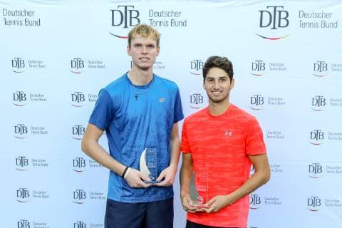 Siegerehrung: Louis Wessels (GER) 2 (2. Platz) und Altug Celikbilek (TUR) 4 (Sieger), Tennis Future Hamburg 2018, Hamburg, 27.10.2018,