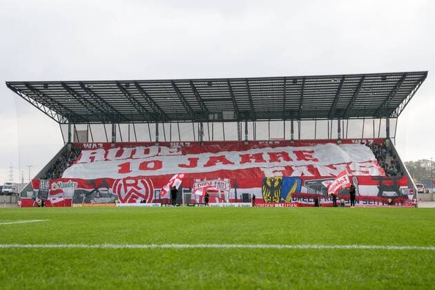 Fußball Regionalliga West Rot-Weiss Essen - Rot-Weiß Oberhausen am 27.10.2018 im Stadion Essen in Essen Choreo auf der Westtribüne 10 Jahre Rudi Fans