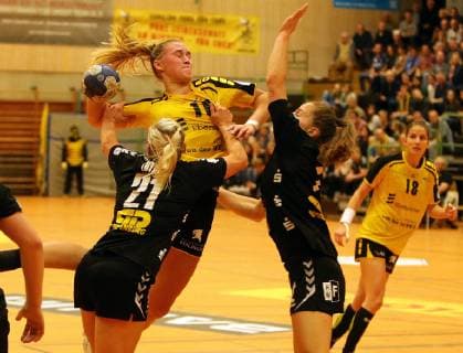 TV Nellingen - SV Union Halle-Neustadt Deutschland, Stuttgart, 27.10.2018, Handball, Frauen Bundesliga, Saison 2018 2019, TV Nellingen - SV Union Halle-Neustadt: mi. Nr.10 Lena Sophia Degenhardt (TV Nellingen).