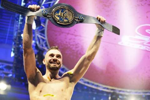 Sport Themen der Woche KW43 Sport Bilder des Tages Boxen, EM, Dominic Bösel verteidigt Europameister-Titel Profi-Boxabend in Weißenfels (27.10.2018) Dominic Bösel (Halbschwergewicht) hält nach seiner erfolgreichen EM-Titelverteidigung, den EM-Gürtel in die Höhe. Weißenfels Sachsen-Anhalt Deutschland *** Professional boxing evening in Weißenfels 27 10 2018 Dominic Bösel Light heavyweight holds the EM belt in the height of Weißenfels Saxony Anhalt Germany after his successful European Championship title defense