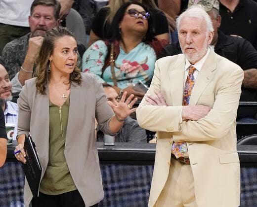 San Antonio Spurs head coach Gregg Popovich (R) and Spurs assistant coach Becky Hammon during an NBA Basketball Herren USA basketball game, in San Antonio, USA, Saturday, on 27 October 2018. San Antonio won 110-106. Los Angeles Lakers vs. San Antonio Spurs !ACHTUNG: NUR REDAKTIONELLE NUTZUNG!  Copyright: xDarrenxAbatex SAN10 20181028-636762989850306566